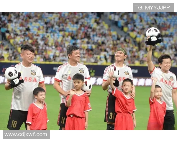 足球明星与儿子温馨互动视频展现亲子情深瞬间引发网友热议